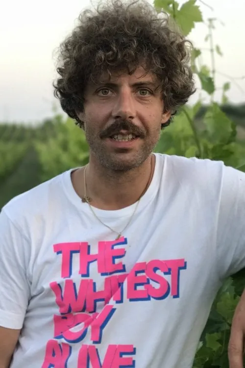 Marcin Öz interpretando a Himself