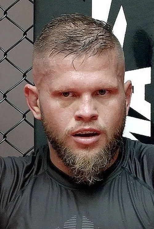 Cyril Asker ha trabajado con Marcin Tybura en 2 ocasiones