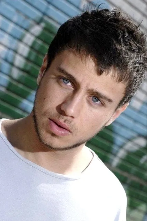 Marco Cassini interpretando a Enzo