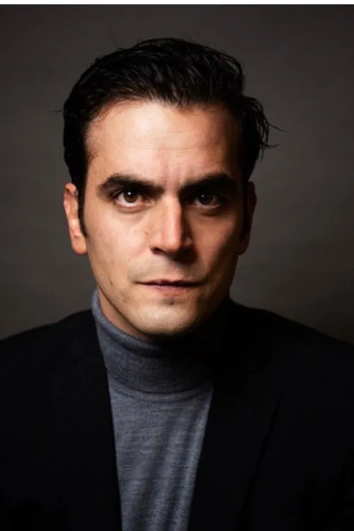 Marco Imparato interpretando a Simone