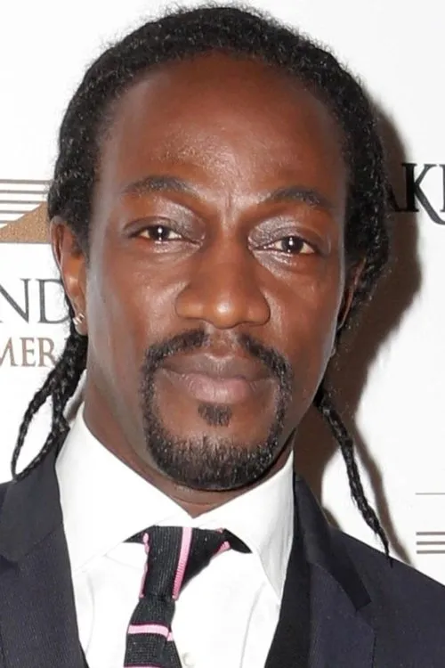 Marco Prince interpretando a Malian guy