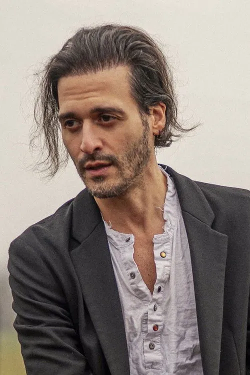 Marco Residori interpretando a Maximilian