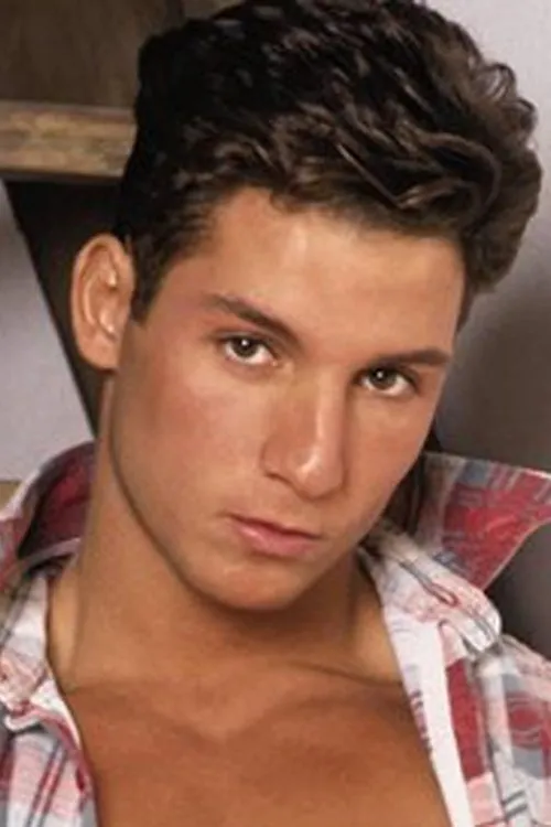 Marco Rossi interpretando a 