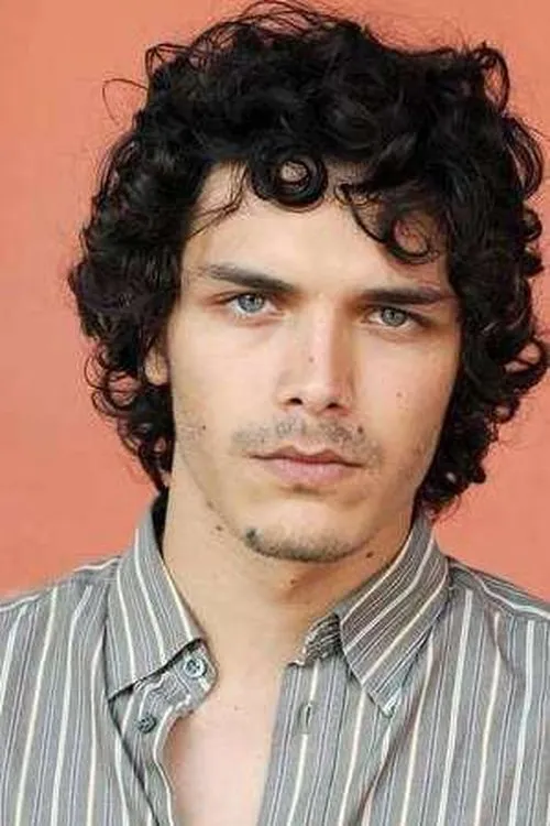 Marco Rulli interpretando a Ludovico