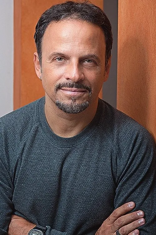 Marcos Breda interpretando a Dr. Renato