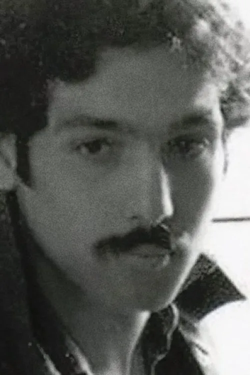 Marcus Giovanni interpretando a Yves