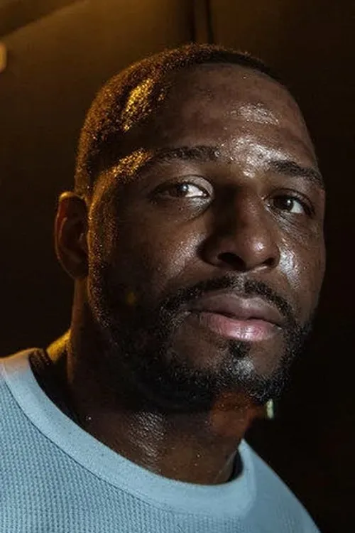 Marcus McDaniel interpretando a Self