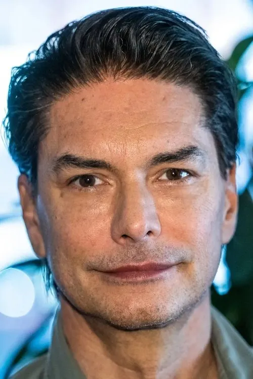 Marcus Schenkenberg interpretando a Sachi