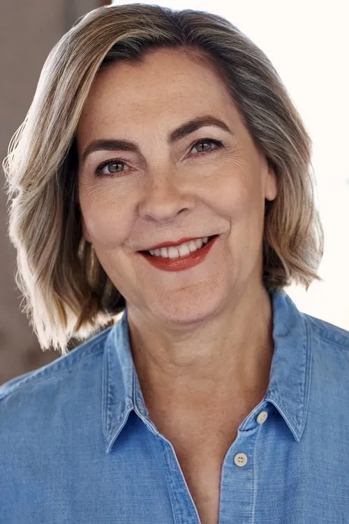 Marg Downey interpretando a Sandra