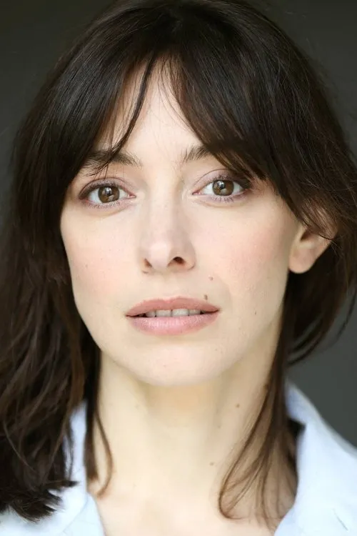 Margaux Billard interpretando a Laura