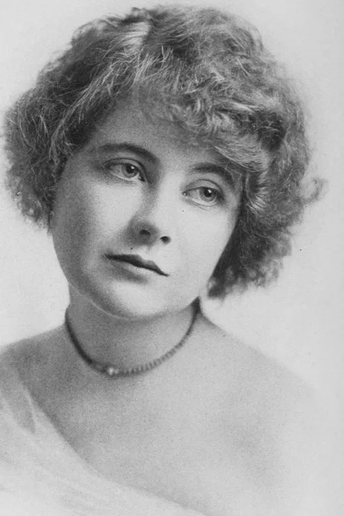 Marguerite Marsh interpretando a Nora Carrigan