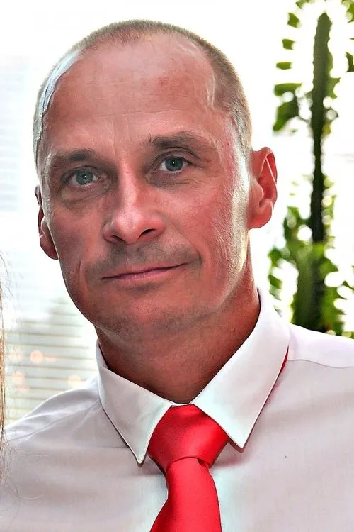 Margus Kobing interpretando a Man in Black