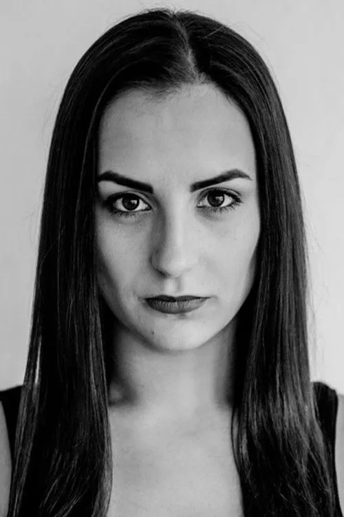 Mari Anton interpretando a Nurse