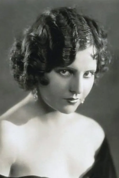 Maria Alba interpretando a Dolores