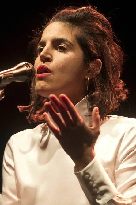 Maria Arnal interpretando a