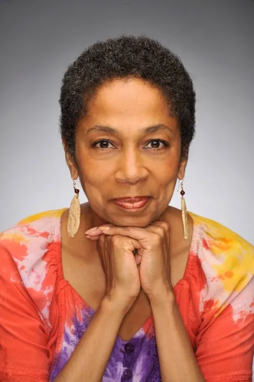 Maria Broom interpretando a Revocation Chairwoman