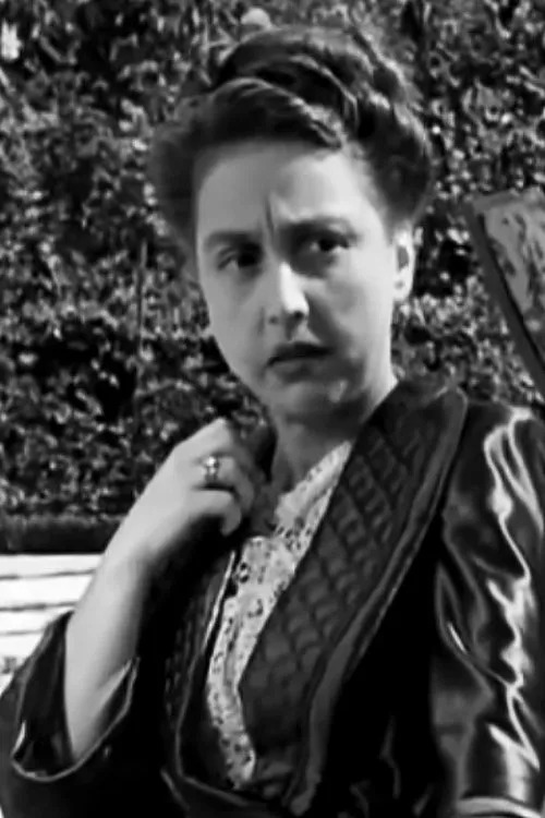 Maria Giannakopoulou interpretando a Eleni Baka