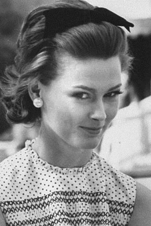 Maria Gudy interpretando a Anne Pinaud