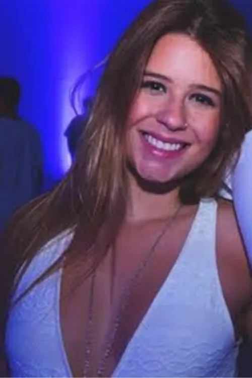 Maria Mariana Monnerat interpretando a Renata