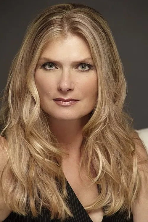 Maria Mayenzet interpretando a Adrienne