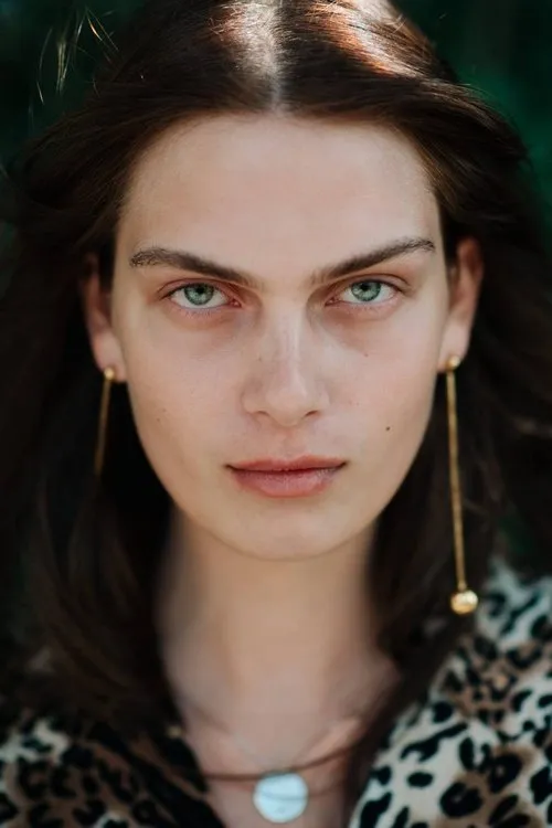 Maria Palm interpretando a Emma