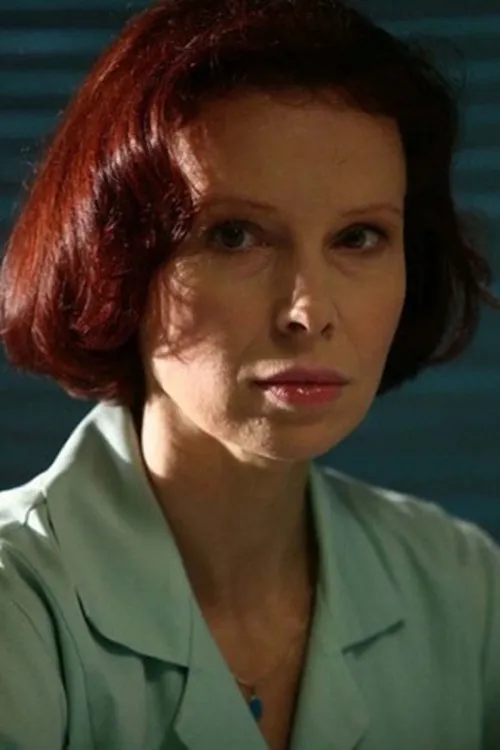 Maria Reif interpretando a dziewczyna na narkotykowej imprezie