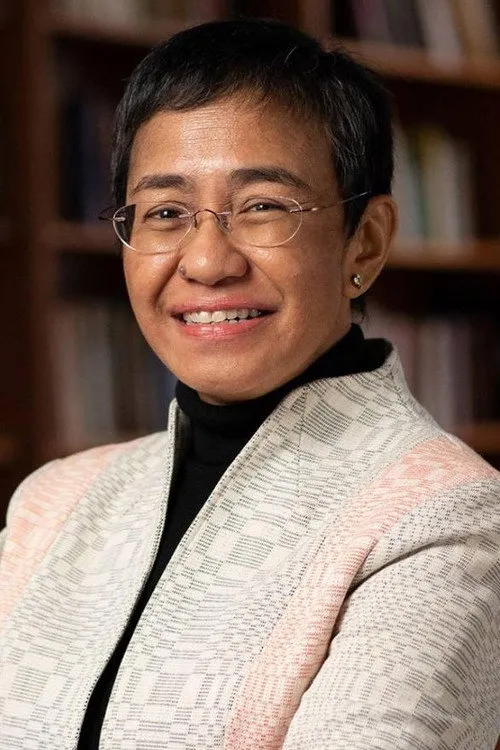 Maria Ressa interpretando a Herself
