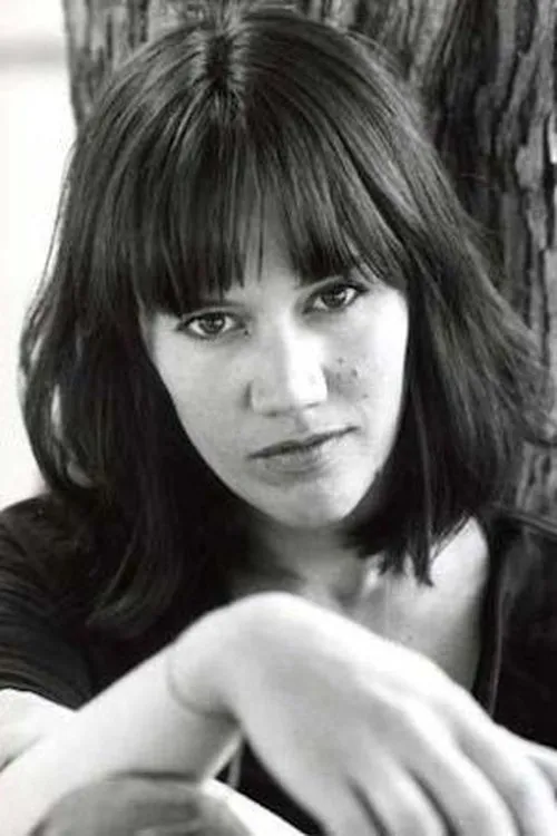 Marie Ravel interpretando a Karine