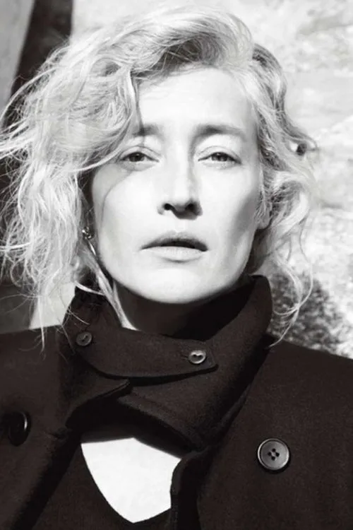 Marie-Sophie Wilson interpretando a Hélène