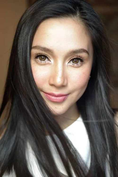 Mariel Rodriguez interpretando a Mary Grace / Agent 690