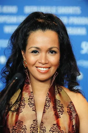 Marife Necesito interpretando a Mrs. Erlinda Gomez