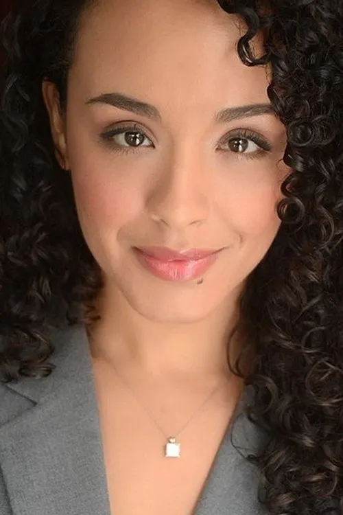 Marili Kateri interpretando a Stephanie Soltero