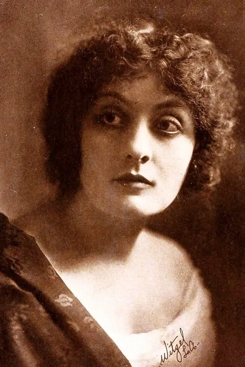 Marin Sais interpretando a Mrs. Stevens