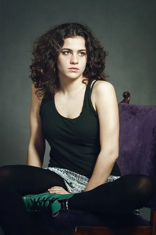 Marina Comas interpretando a Núria