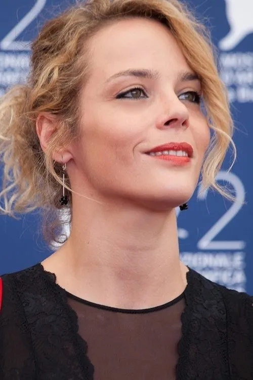 Marina Esteve interpretando a Vera