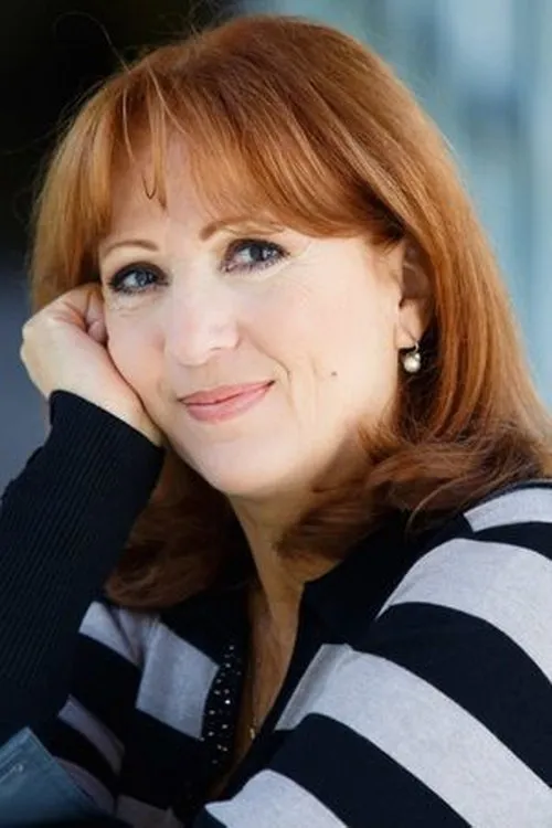 Marina Tagliaferri interpretando a agente immobiliare