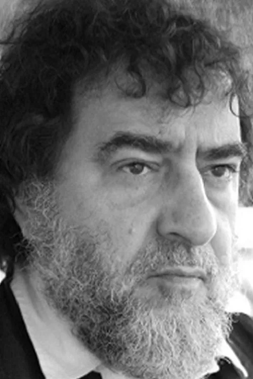 Mario Avogadro interpretando a Rex Greene