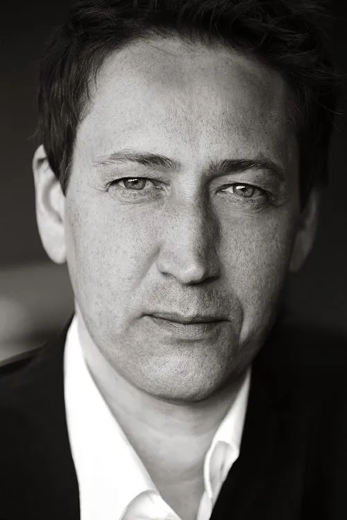 Mario Irrek interpretando a Frank