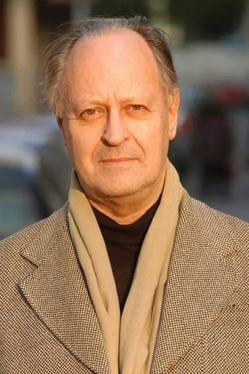 Mario Prosperi interpretando a Alfio M. Ponticelli