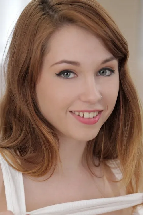 Marissa Mei interpretando a 