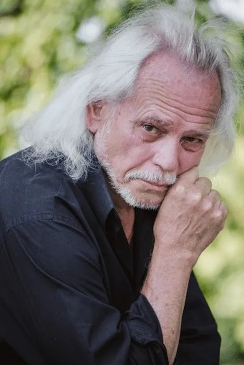 Mariusz Gołaj interpretando a Wang, pracownik Gabriela