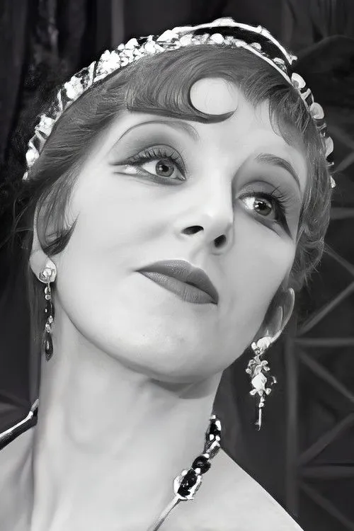 Marjorie Stewart interpretando a Yvonne Goulding