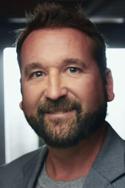 Mark Atkinson interpretando a Homeless Man