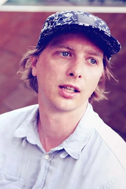 Mark Baines interpretando a Himself