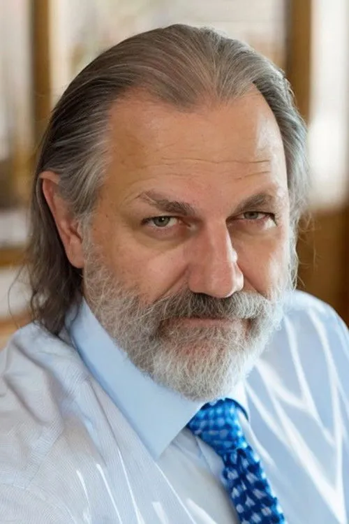 Mark Bracich interpretando a Abe