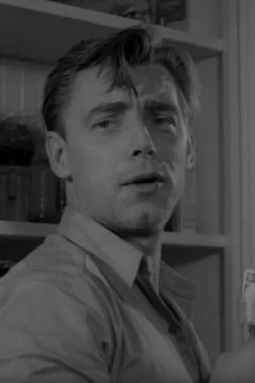 Mark Bradley interpretando a The Convict