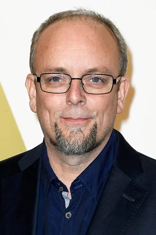 Mark Coulier interpretando a Self