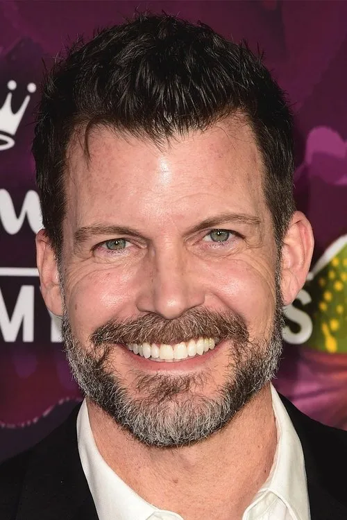 Mark Deklin interpretando a Erik