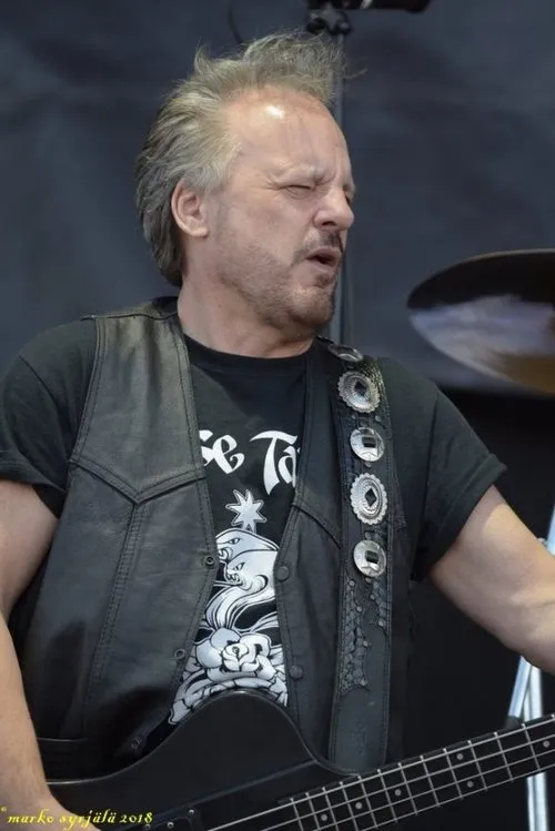 George Young ha trabajado con Mark Evans en 1 ocasiones