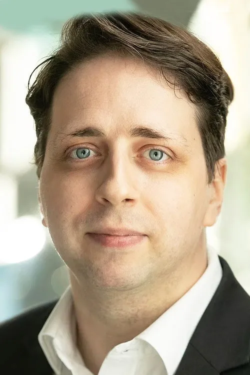 Mark Fairclough interpretando a Mike (voice)